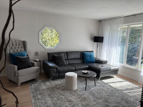 Popular Airbnb listing: Maia's cozy Bronte cottage by the Lake in Bronte Village