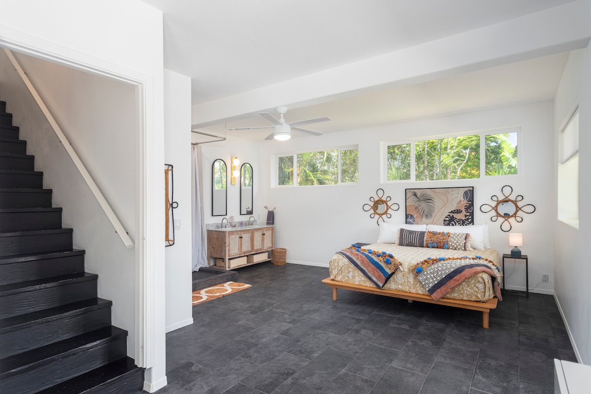 Chumba cha nne cha kulala kiko chini na kina sebule, sehemu ya kufanyia kazi, kitanda cha ukubwa wa kifalme na bafu la chumba cha kulala. Hakuna AC chini lakini inakaa vizuri. 