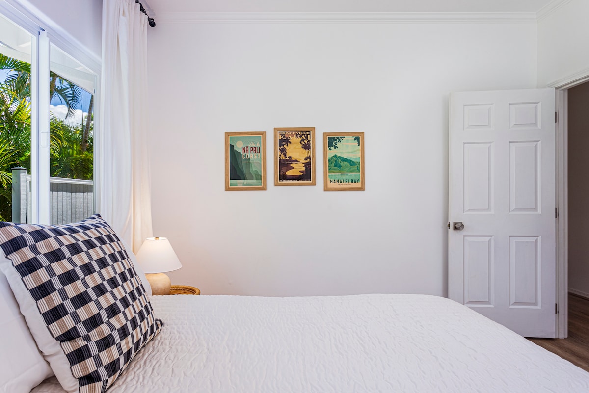 Chumba cha tatu cha kulala kiko ghorofa ya juu na kina AC na kitanda cha ukubwa wa malkia