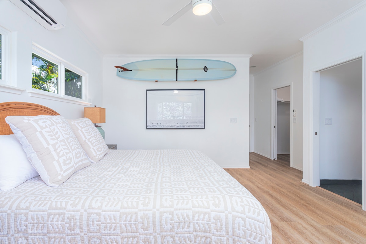 Chumba cha kwanza cha kulala ni bingwa wa ghorofa ya juu aliye na kitanda cha kifalme, AC na bafu la chumba cha kulala.