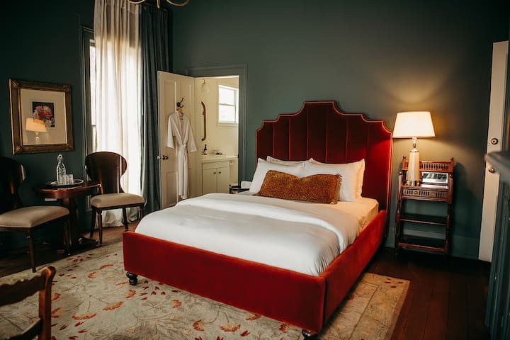 Queen Room Downtown At Crystal River Inn - San Marcos, TX