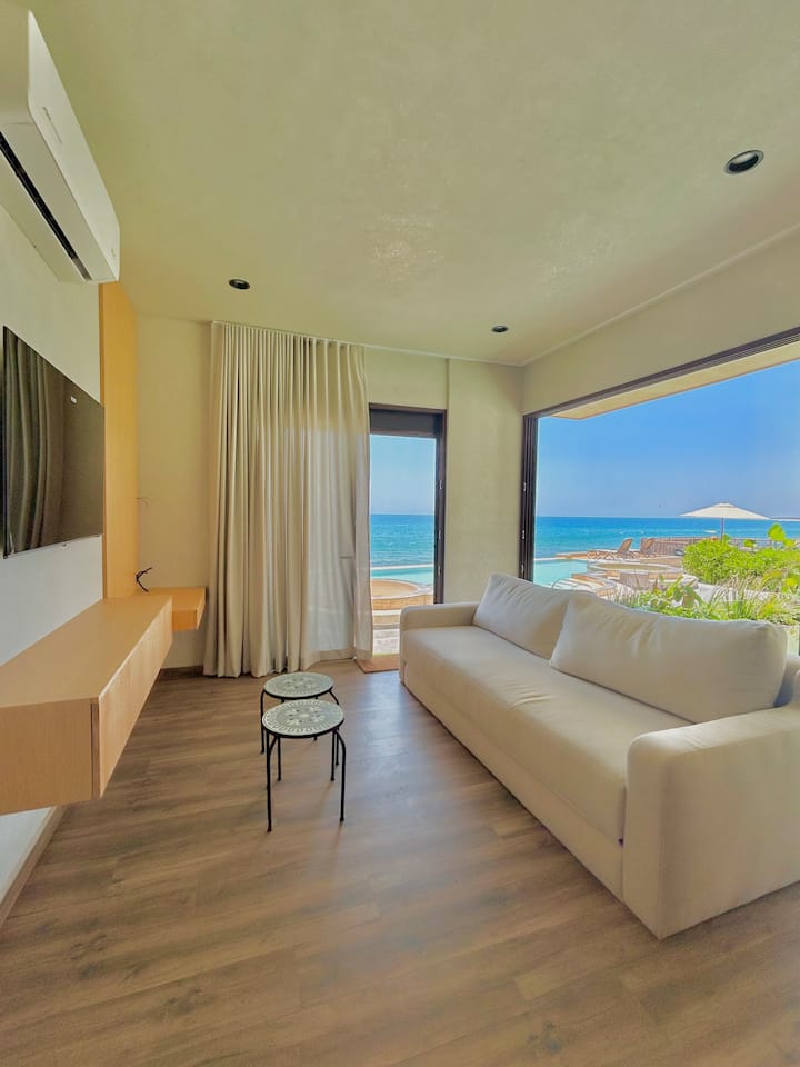 לגלות דירה יפה שתוכננה לנוחיותכם ולמנוחה. יש בו ספה נפתחת מושלמת למנוחה, ליהנות מהסרט האהוב עליכם או סתם להביט בנוף המרהיב שהוא מציע.
