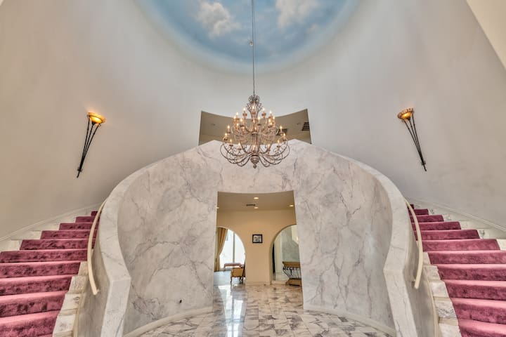 15,000 Sqft 5min from strip! 1.5 acre Mega Mansion gallery image 3