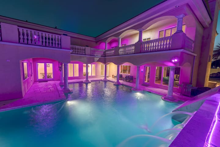 15,000 Sqft 5min from strip! 1.5 acre Mega Mansion gallery image 4