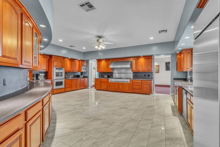 15,000 Sqft 5min from strip! 1.5 acre Mega Mansion gallery image 5