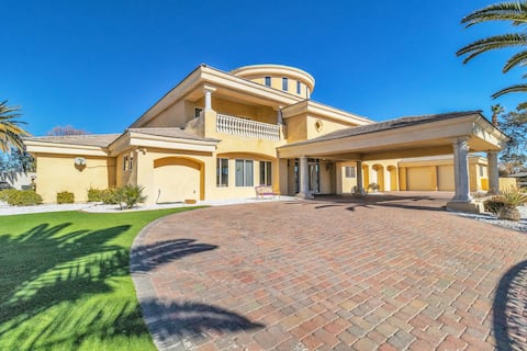 15,000 Sqft 5min from strip! 1.5 acre Mega Mansion