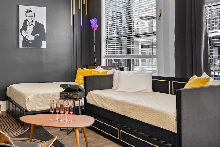 P00L views*Walk 2 BWay*King bed! (parking option$)