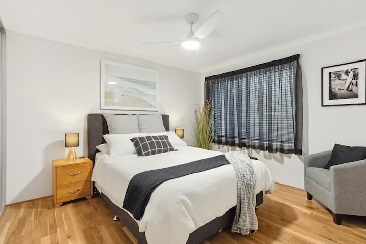 Двойно легло, голямо въже, закачалки за дрехи, безжично зарядно устройство за телефон.