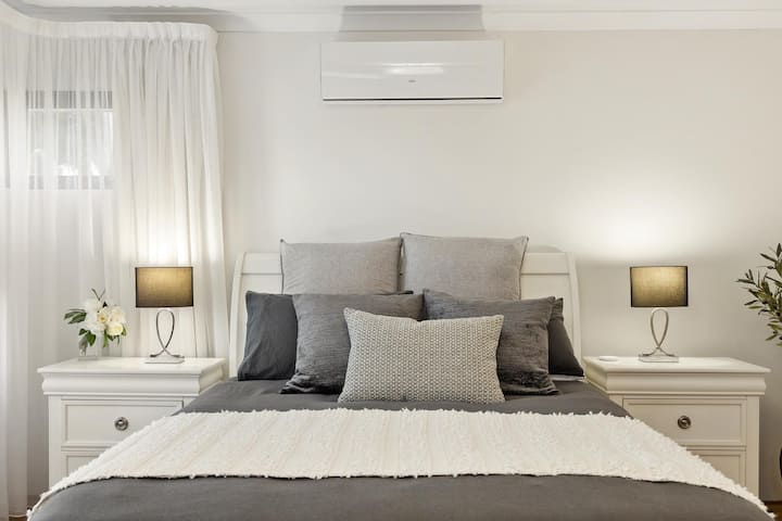 Двойно легло, двойна разходка в гардероб, закачалки за палта, климатик, безжично зарядно устройство за телефон x 1, затъмнени завеси. 