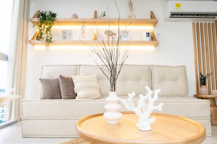 房间明亮优雅，装饰自然，木架上有温暖的灯光，还有理想的沙发，可以在舒适的空间中放松或分享。