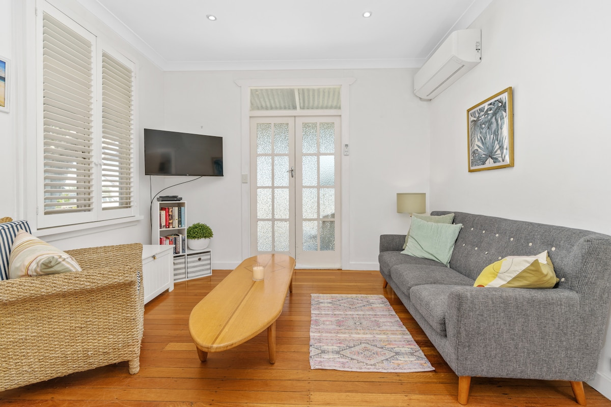 Top performing Airbnb: Nautical Beach Cottage in Currarong