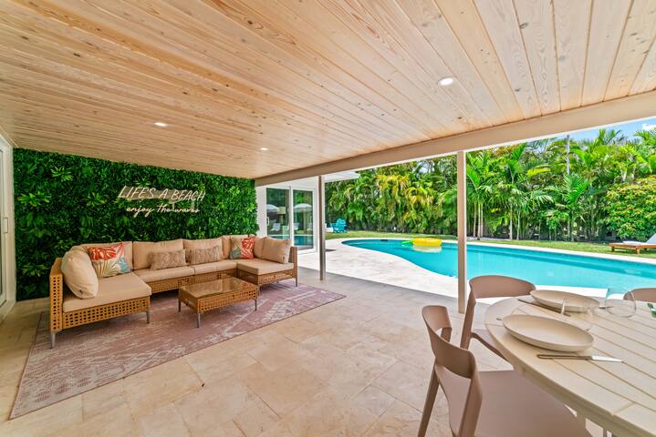 Walk to Beach-Heated Pool-Bikes-Quiet Neighborhood gallery image 5