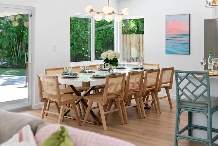 Walk to Beach-Heated Pool-Bikes-Quiet Neighborhood gallery image 3