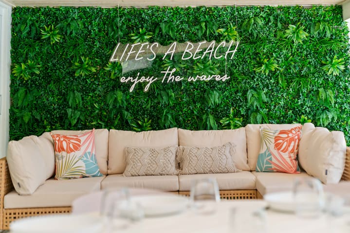 Walk to Beach-Heated Pool-Bikes-Quiet Neighborhood gallery image 4