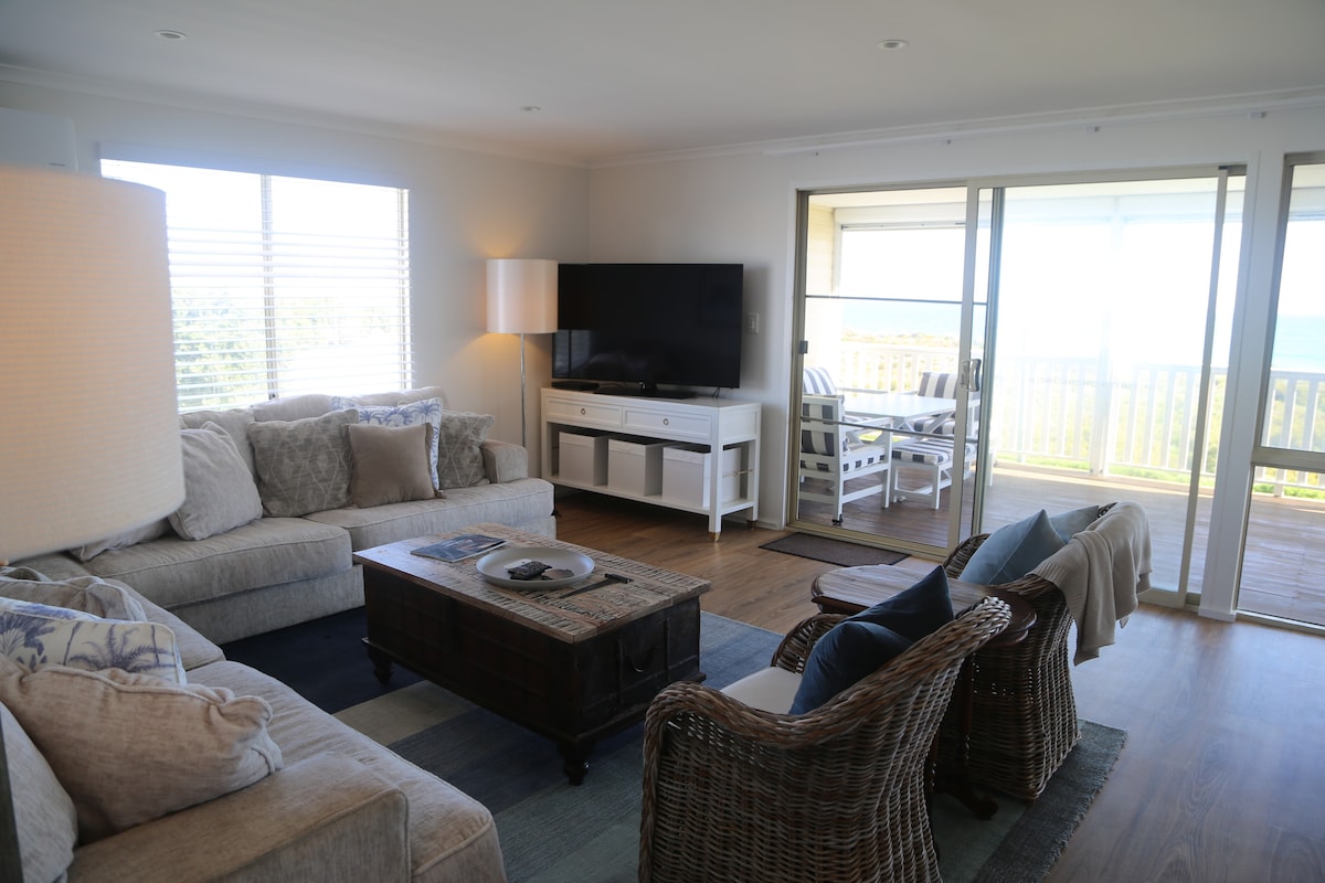 Successful Airbnb property: A little LUXE & 
BIG views!
Sleeps MAX 8, 5/6 Beds in Shire Of Gingin