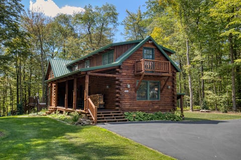 Charming Ski In/Ski Out Log Cabin at Hidden Valley
