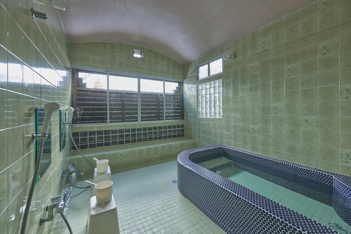 バスルームは館内に大小２つあり、共用です。チェックインされた順に大小 / お時間のご希望を伺い、グループごとに１時間ずつご利用いただきます。（写真は大きいバスルーム）