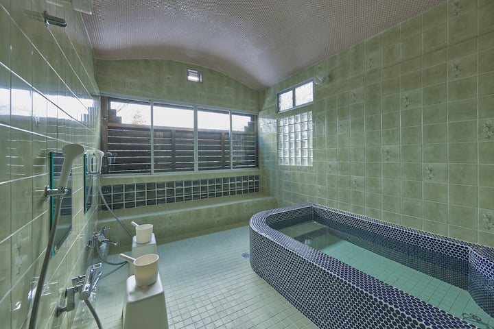 バスルームは館内に大小２つあり、共用です。チェックインされた順に大小 / お時間のご希望を伺い、グループごとに１時間ずつご利用いただきます。（写真は大きいバスルーム）