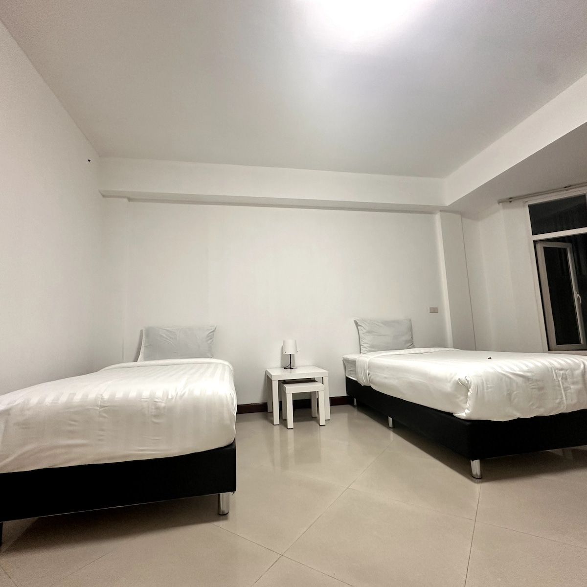 Postoje 2 kreveta. Ima mnogo prostora.