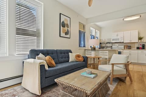 Fast NYC Access • Airy 2BR • Free Parking •Pets OK