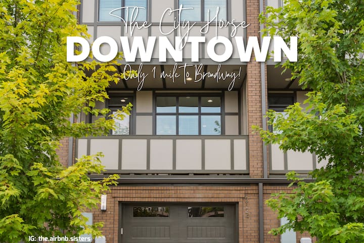 The City House – 1 mile to Broadway/Sleeps 12!