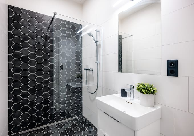 3BR+2.5Bath Heaven of Harmony #2 Theater V!EW gallery image 4