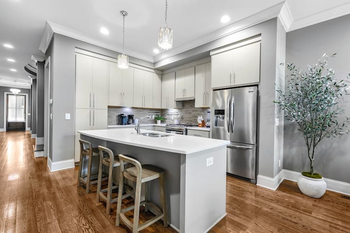 The Vanderbilt House – 1 mi to Broadway/7 Beds! gallery image 5