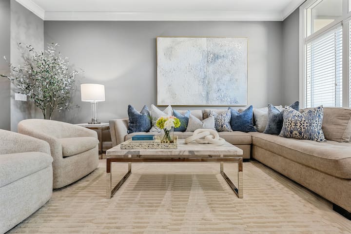 The Vanderbilt House – 1 mi to Broadway/7 Beds!