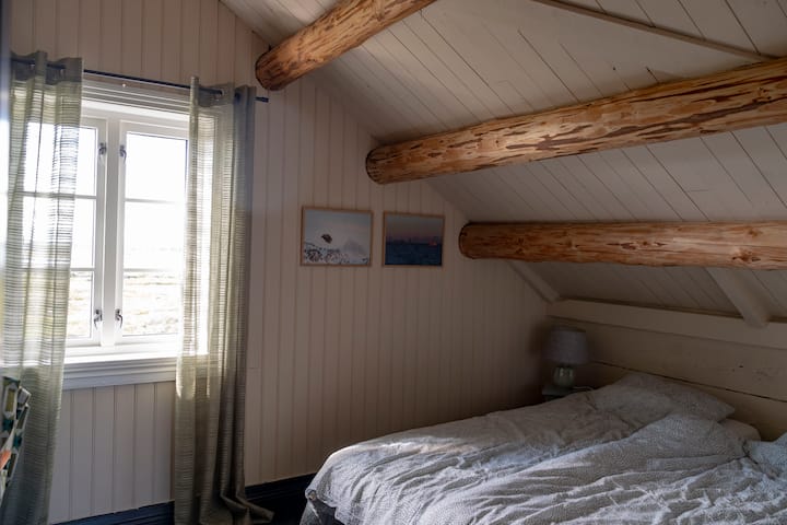 სმიას ორი საძინებელი მეორე სართულზე აქვს. თითოეულ ოთახში არის ორი საწოლი, რომელთა გაერთიანებით შესაძლებელია ორმაგი საწოლის მოპოვება, ან ისინი შესაძლოა გამოყენებულ იქნას, როგორც ორი ერთადგილიანი საწოლი.