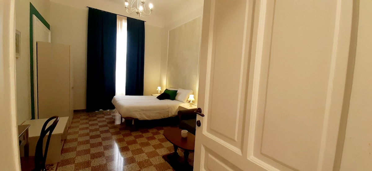 Pamje nga dhoma e gjumit nga dera e dhomës së gjumit