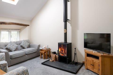 Cosy Barn conversion in N Wales with Log Burner