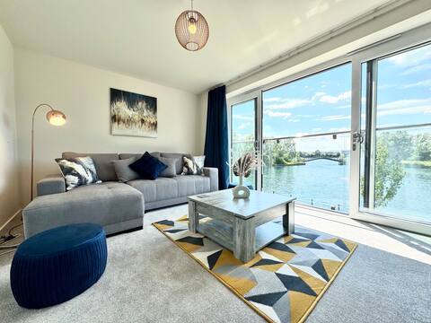 Modern Lake Front Home | Free Parking | Sleeps 8