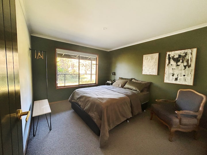 Esta tranquila habitación contiene obras de arte propias de los diseñadores de interiores. Provincial francés, sillón informal, caja lateral de la cama, luz de lectura, manta eléctrica, perchas y asiento de equipaje. 