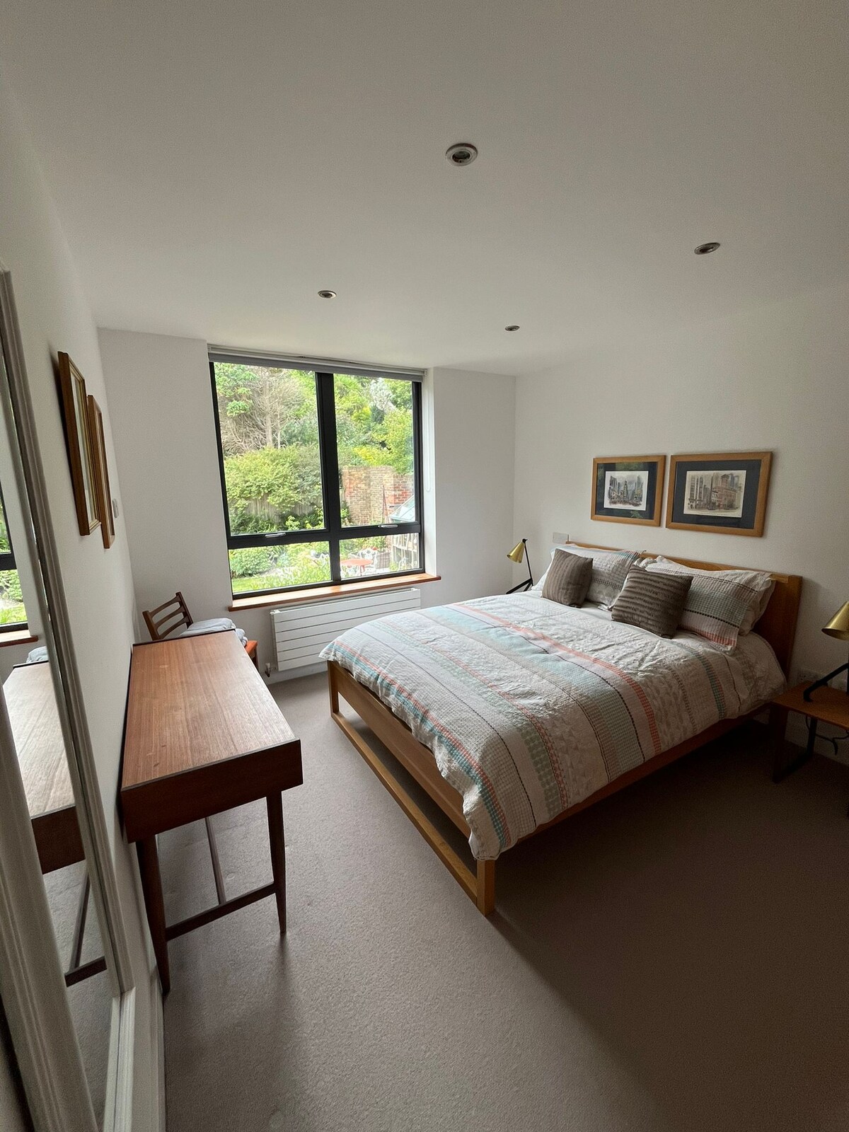 Spavaća soba 3 nalazi se na prvom katu s bračnim krevetom i vlastitom kupaonicom (ne sa spojenom kupaonicom) s tušem iznad kade.   Iz njega se pruža pogled na vrt.