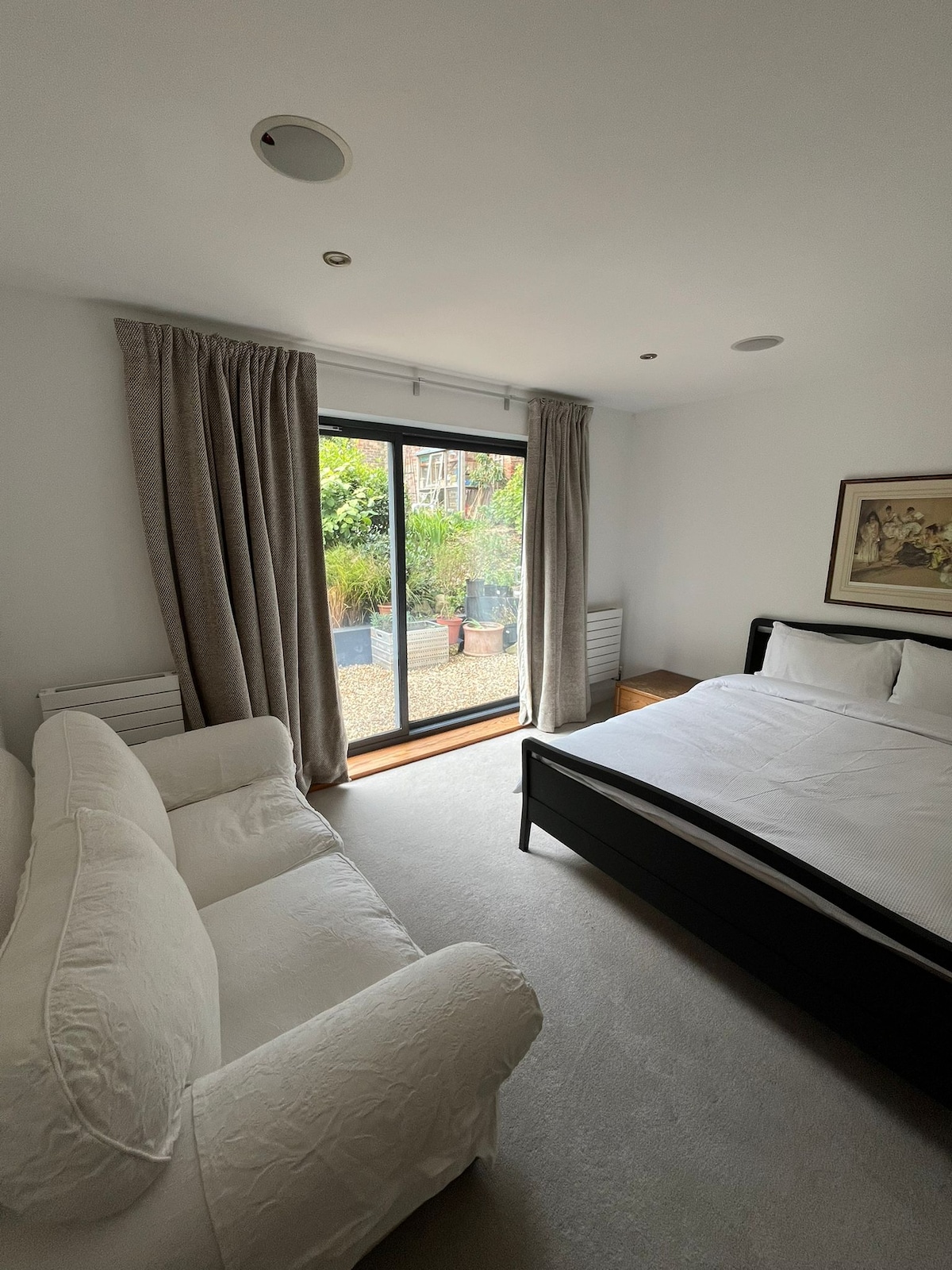 Spavaća soba 4 nalazi se u prizemlju s bračnim krevetom, dvosjedom i izlazom na vrt.  U neposrednoj blizini nalazi se tuš-kabina koju dijeli sa spavaćom sobom 5. 