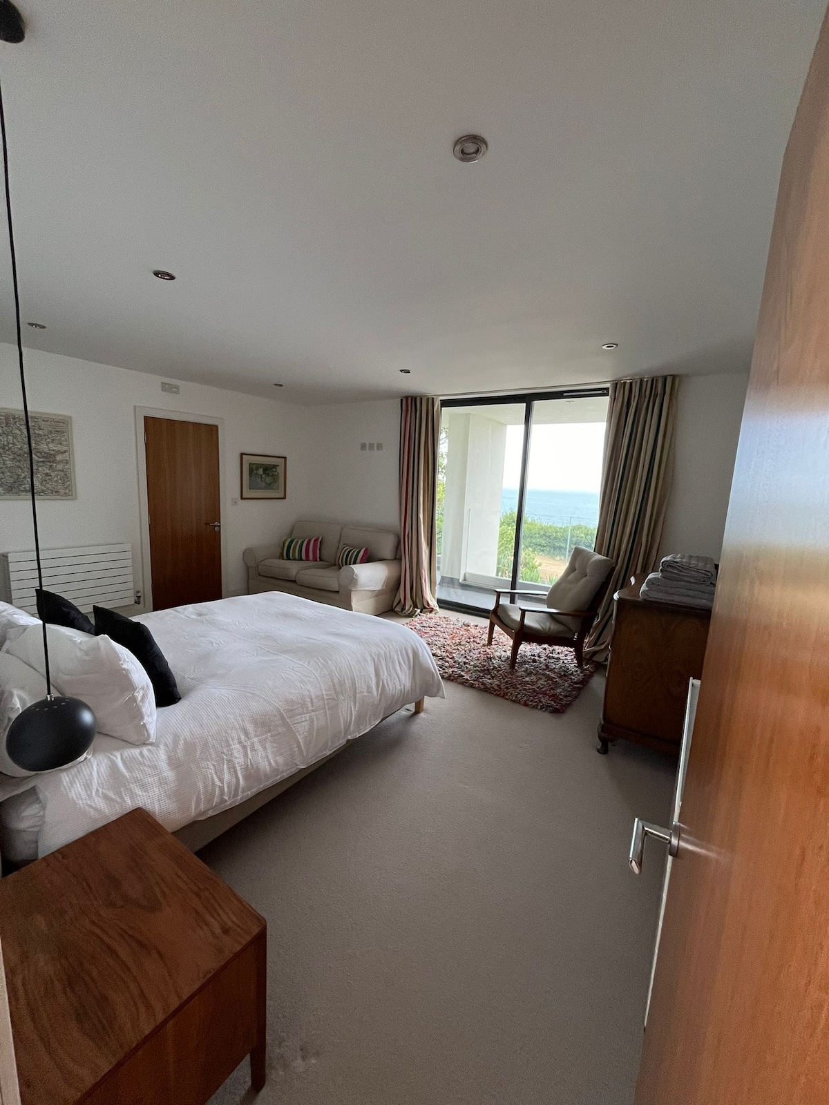 Glavna spavaća soba na prvom katu s bračnim krevetom, velikim balkonom s pogledom na more bez prekida i vlastitom tuš-kabinom/kupaonicom. 