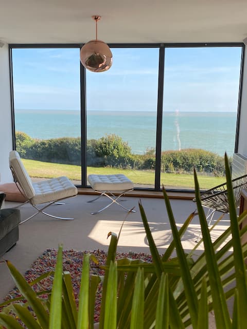 Top Airbnb: Clifftop Beachfront Modernist House with Sea Views in Broadstairs And St. Peters