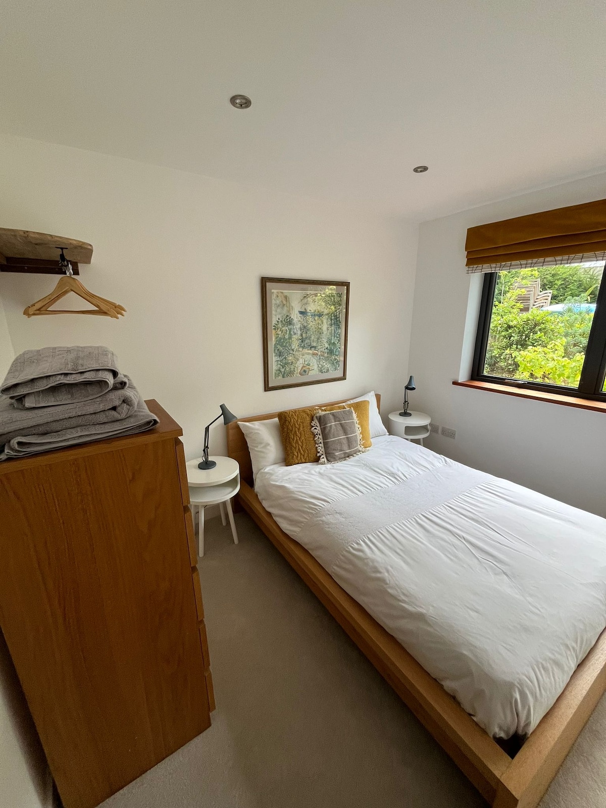 Spavaća soba 5 nalazi se u prizemlju s bračnim krevetom i pogledom na vrt.   U susjedstvu se nalazi tuš-kabina koju dijeli sa spavaćom sobom 4.