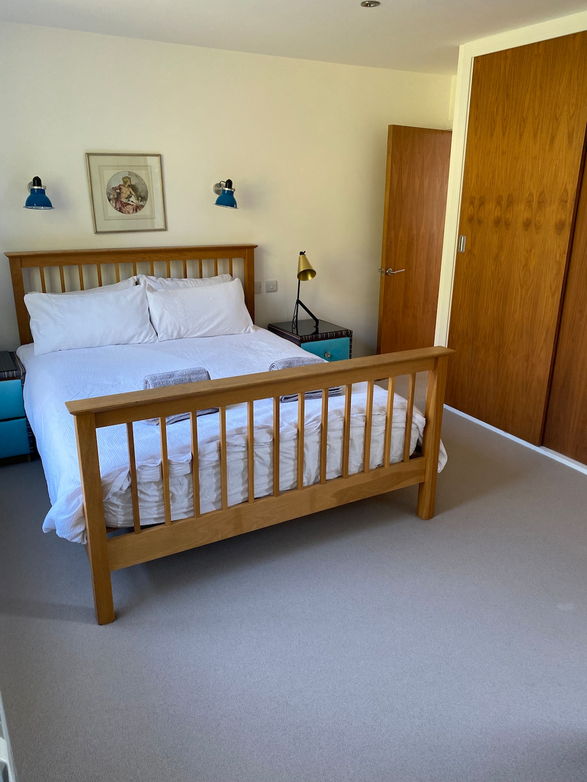 Spavaća soba 2 ima veliki bračni krevet i vlastitu kupaonicu.   Budući da ima dva smjera, ima pogled na more s bočnog prozora i vrt sa stražnje strane. 