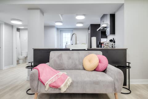 Top performing Airbnb: Keyless | Parking | 2 Q Beds | Toronto Hub | SPA in Whitby