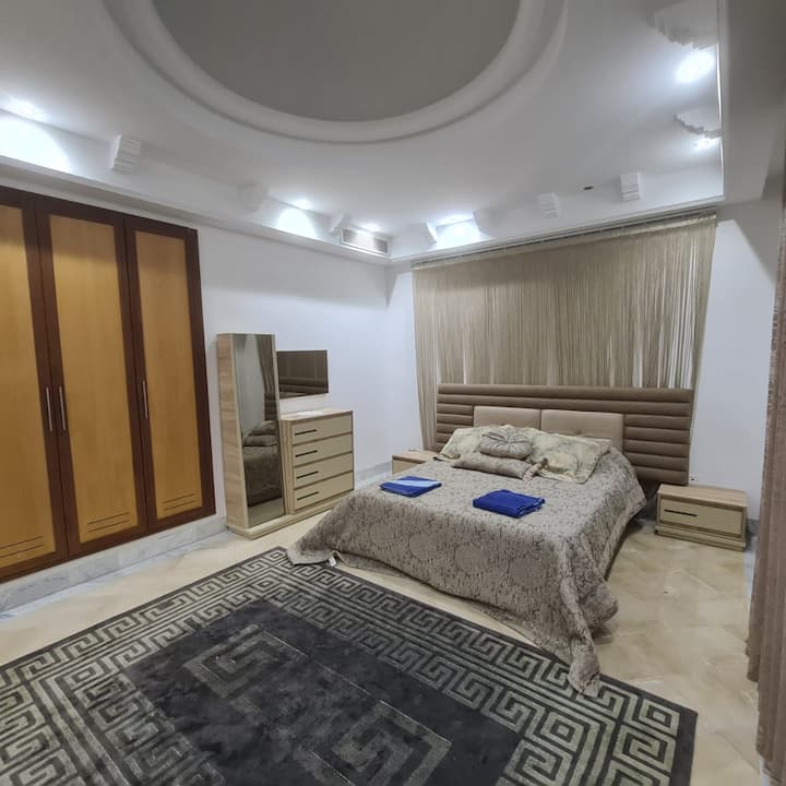 Vrlo prostrana glavna spavaća soba s 2 prozora, garderobom i ormarom