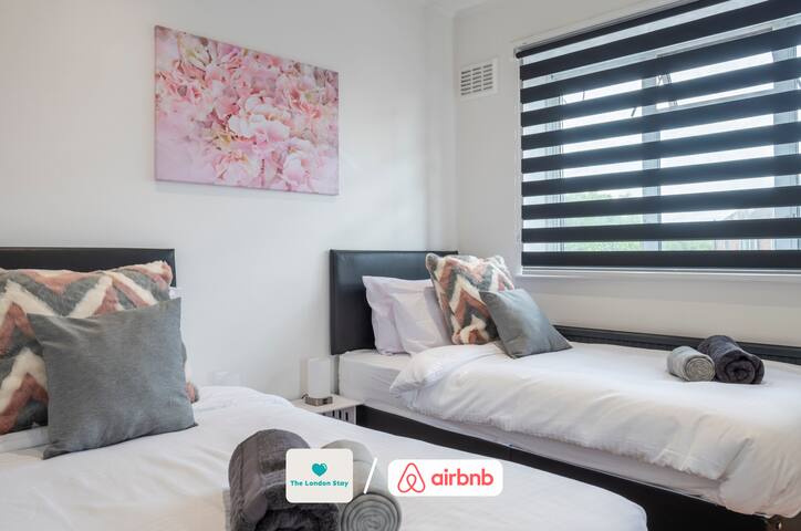 30%Off|4BdHs|London|Sleeps7|FreeParking|SuperKings gallery image 3