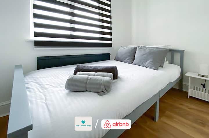 Საძინებელი ლონდონში მოკლევადიან ჯავშნებსა და აპარტამენტში

Კარგი ზომის ერთადგილიანი ოთახი.