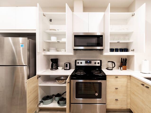 Modern 5 bedrooms 2 Bathroom in downtown gallery image 3