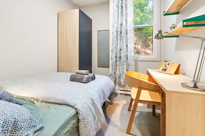 Modern 5 bedrooms 2 Bathroom in downtown gallery image 5