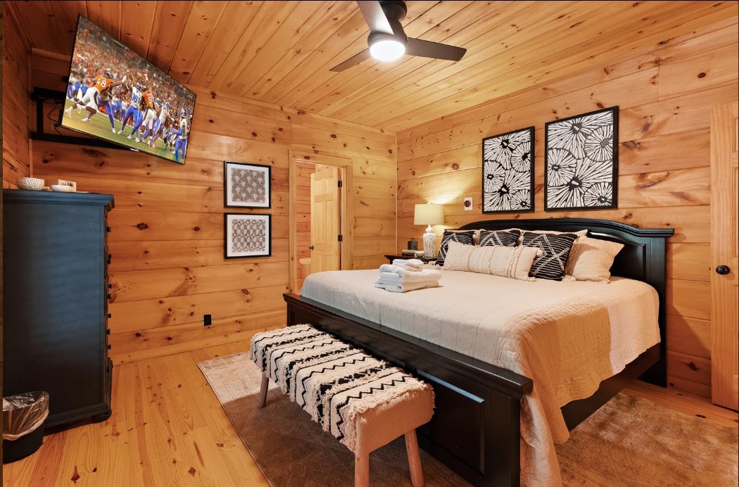 Segunda habitación king fuera del nivel principal que comparte el baño