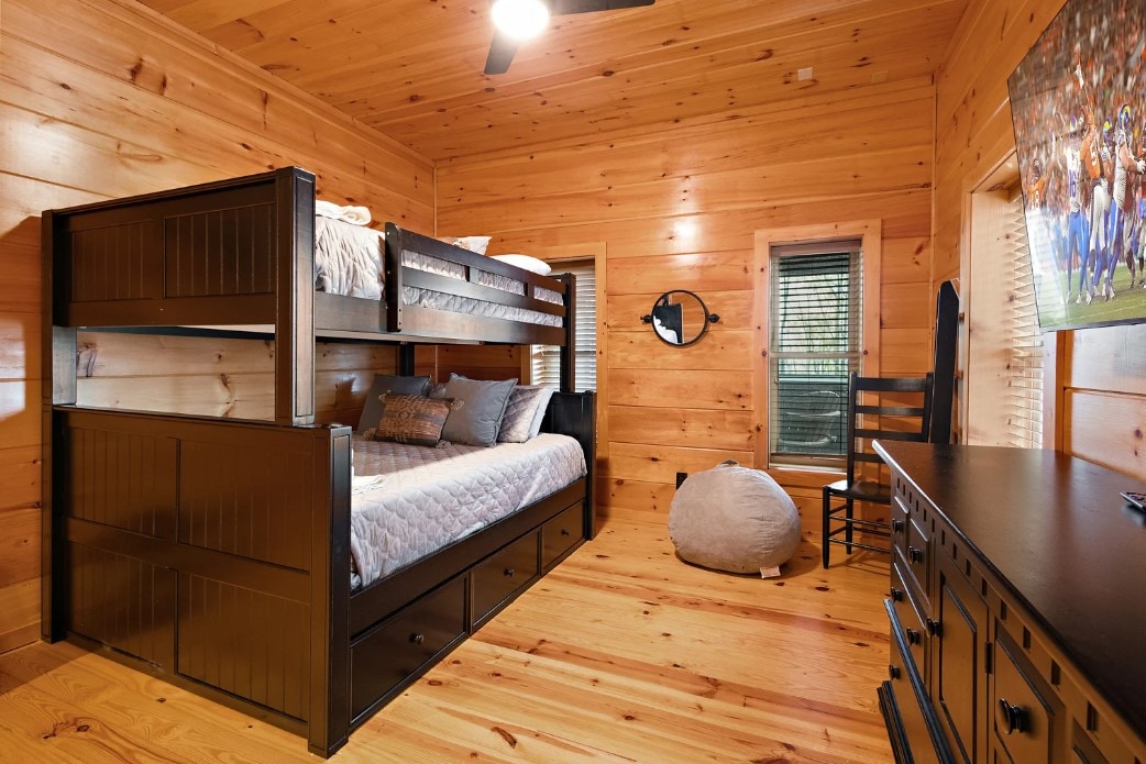 Dormitorio rústico con litera con cama queen completa y nido, perfecto para familias.