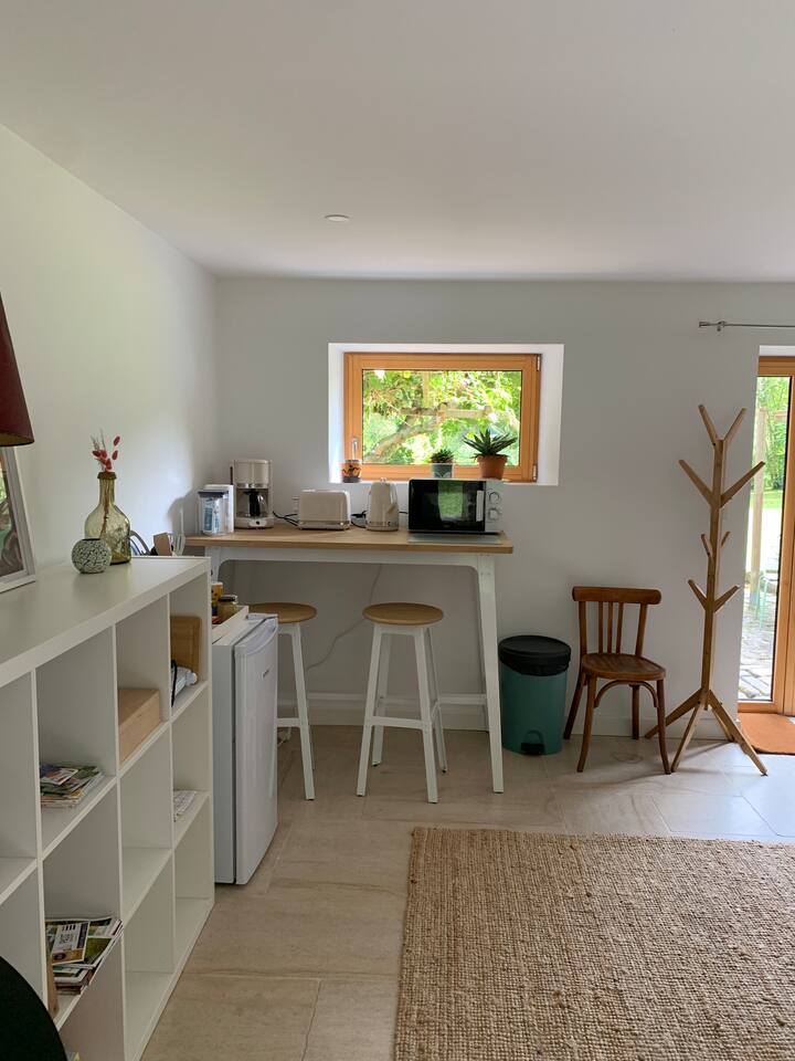 Sehemu ya chumba cha kupikia cha sebule (hakuna sehemu ya maji katika eneo hili. Sehemu ya maji itakuwa bafuni