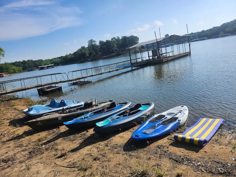 Hot Tub*Waterfront* Pool Table* Kayaks* Dock