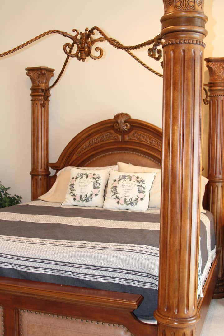 ห้องนอนขนาดใหญ่นี้มีฟูกขนาดคิงไซส์และเตียงเด็กอ่อนอยู่ในห้องนี้  ห้องนอนนี้ตั้งอยู่บนชั้นหลักของบ้านและสามารถเข้าถึงได้โดยไม่ต้องใช้บันได